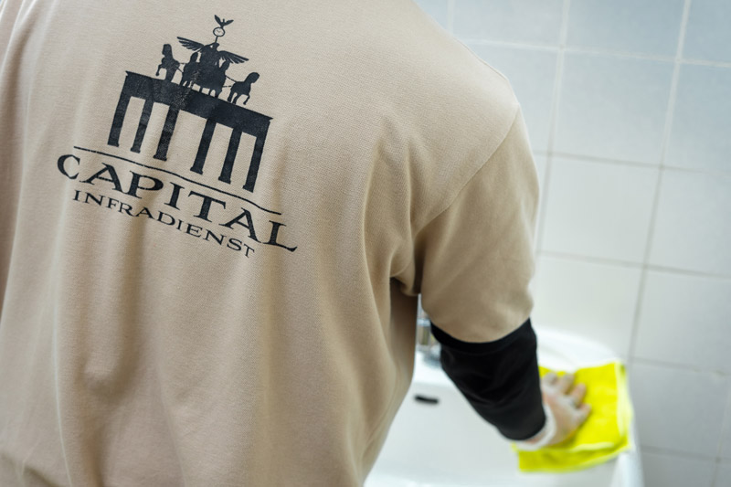 Gründliche Reinigung von Waschbecken und Sanitäranlagen durch Capital Infradienst im Rahmen der Büroreinigung.