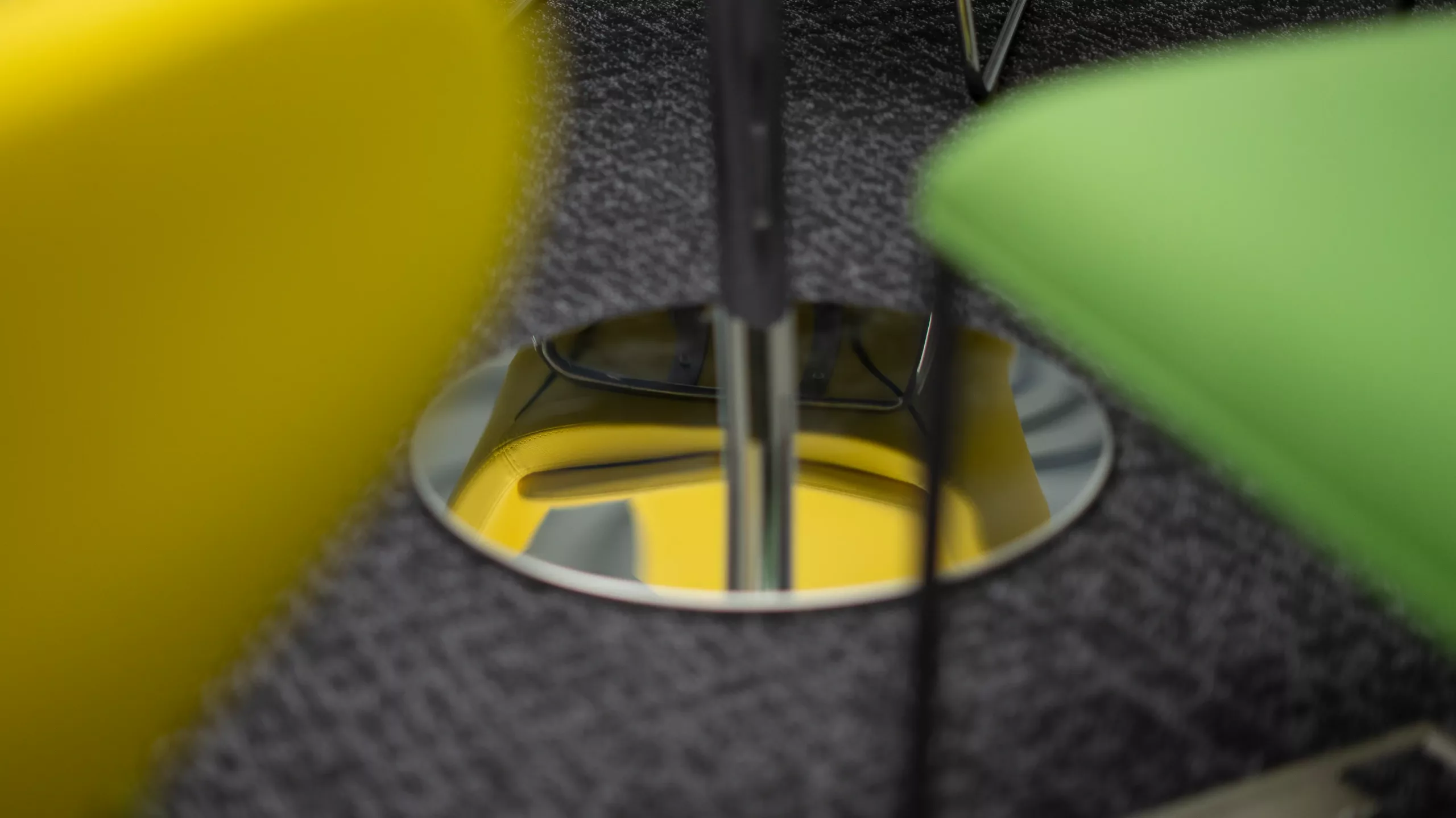 Spiegelnd saubere Oberflächen und gepflegter Teppichboden in einem Berliner Büro – Ergebnis der professionellen Reinigung durch das Reinigungsunternehmen Capital Infradienst GmbH. Capital infradienst bei der Gebäudereinigung in Berlin mitte