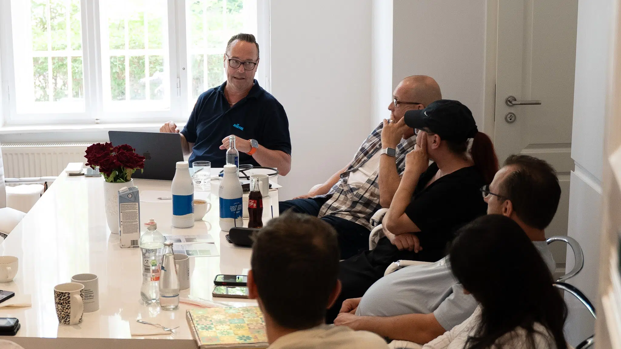 Teamrunde bei Capital Infradienst: Kiehl-Experte schult Objektleiter:innen im Berliner Büro