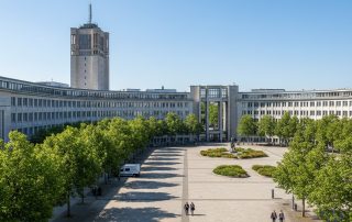Fehrbelliner Platz in Berlin Wilmersdorf, Verwaltungszentrum mit Rathaus und Bürogebäuden, wichtiger Standort für gewerbliche Gebäudereinigung