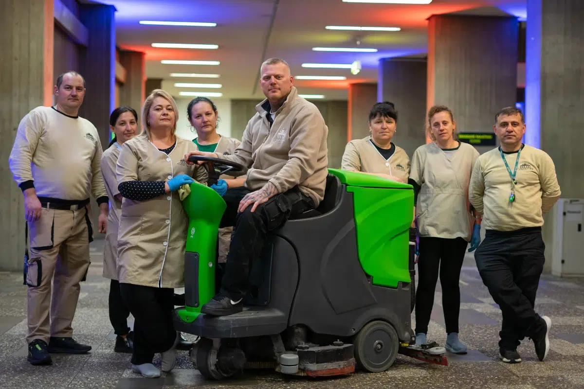 1200 x 800 Reinigungsfirma Berlin – Capital Infradienst -Reinigungskraft bei der gebaeudereinigung in berlin