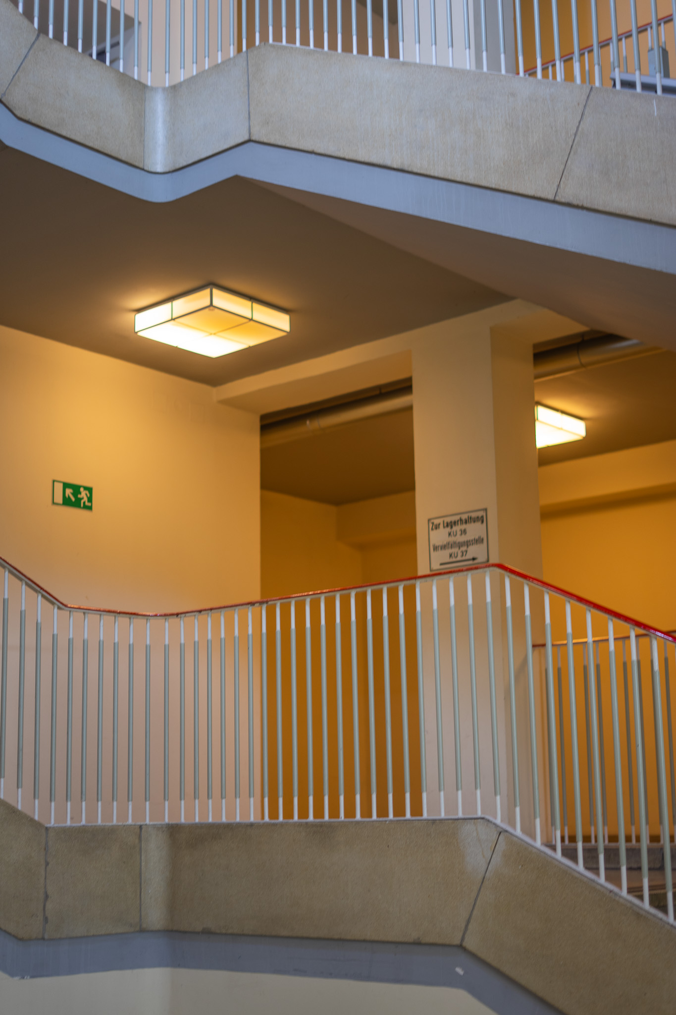 Eine saubere Hausfassade nach der Graffitientfernung durch das Reinigungsunternehmen Capital Infradienst GmbH in Berlin – Experten für gründliche Treppenhausreinigung und Reinigungsdienst Berlin.