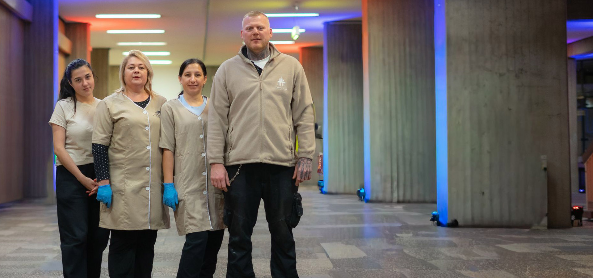 Capital Infradienst Mitarbeiter sorgen für Sauberkeit bei der Büroreinigung in Berliner Gewerbeimmobilien.