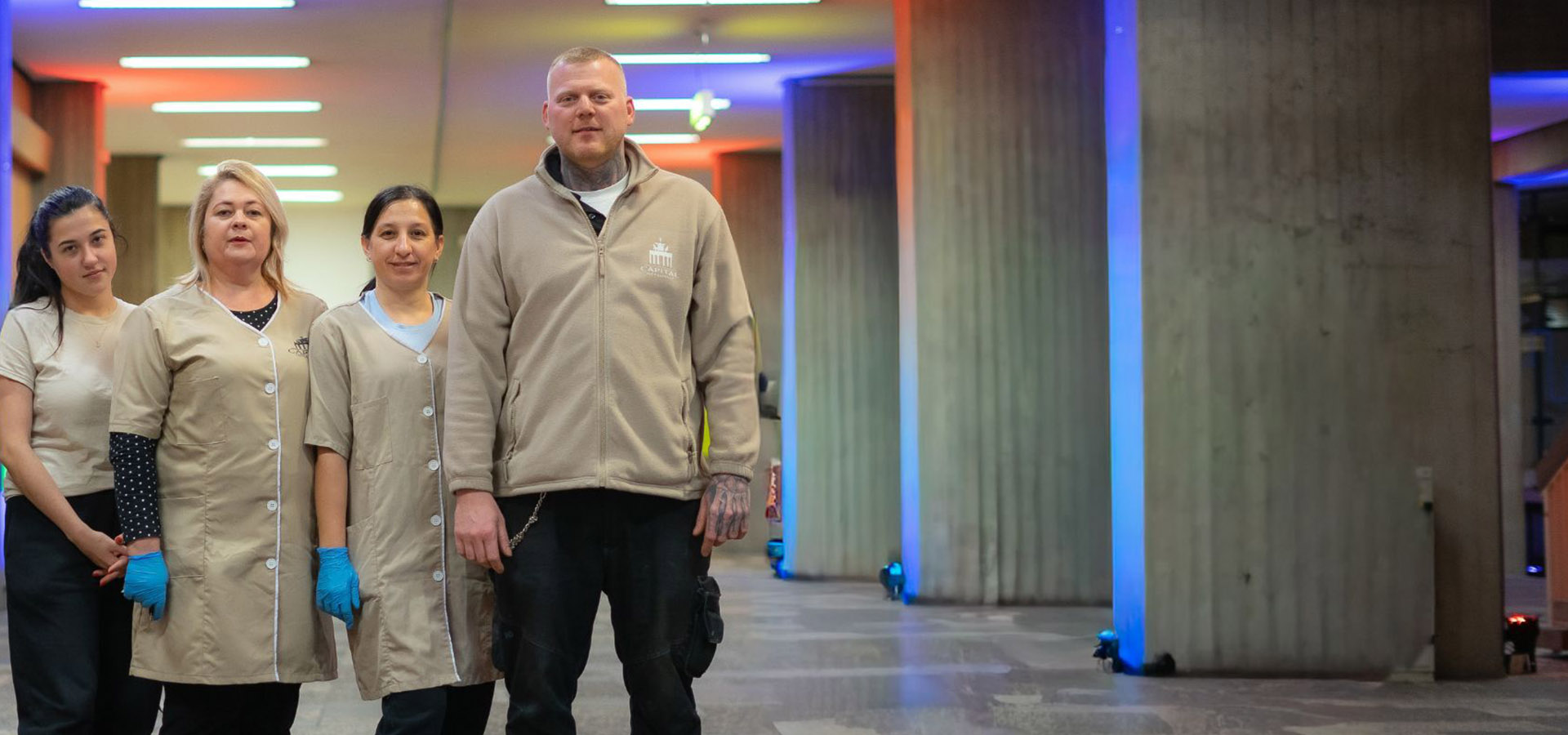 Capital Infradienst Mitarbeiter sorgen für Sauberkeit bei der Büroreinigung in Berliner Gewerbeimmobilien.