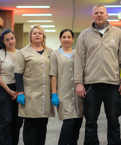 Capital Infradienst Mitarbeiter sorgen für Sauberkeit bei der Büroreinigung in Berliner Gewerbeimmobilien.