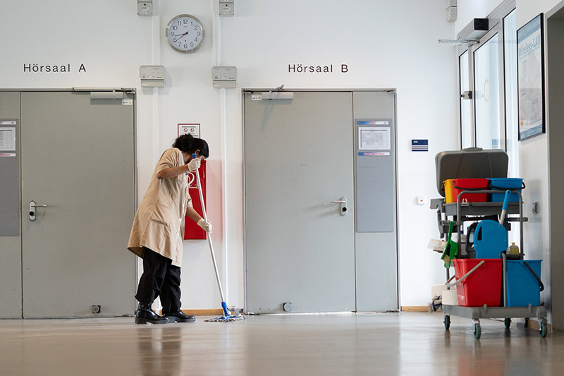 Repräsentative Büroreinigung von Fluren und Konferenzräumen durch Capital Infradienst.