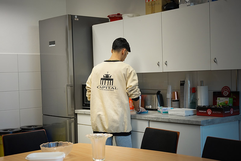 Reinigung von Büroküchen und Pausenräumen in Berlin durch den Service von Capital Infradienst.